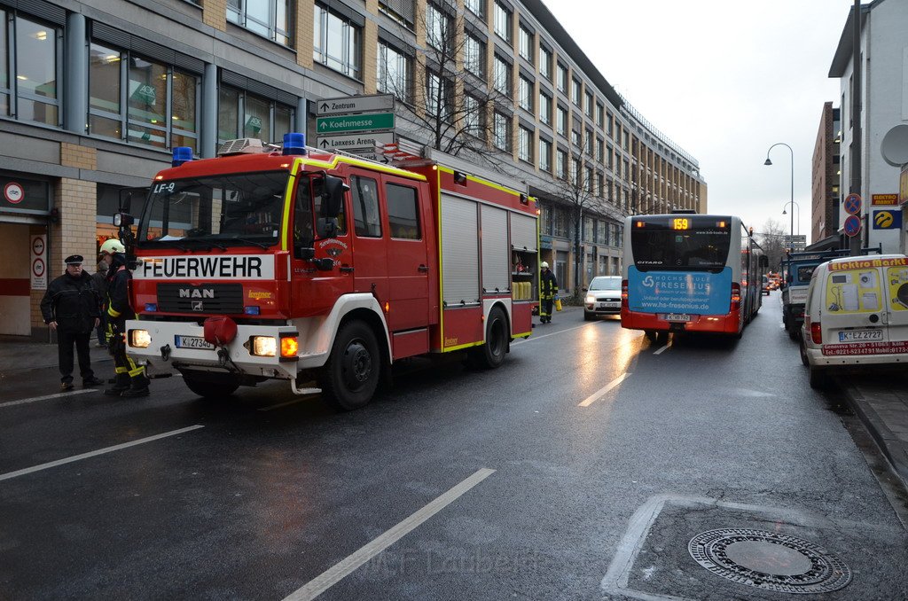 Stadtbus fing Feuer Koeln Muelheim Frankfurterstr Wiener Platz P235.JPG